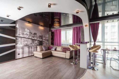 Освещение в гостиной с натяжными потолками. Дизайн натяжного потолка в гостиной: виды, материалы, фактура 11