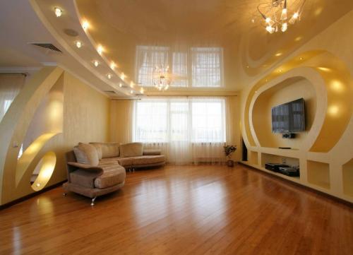 Расположение светильников на натяжном потолке в прямоугольной комнате. Расположение светильников на натяжных потолках: правила и примеры схем