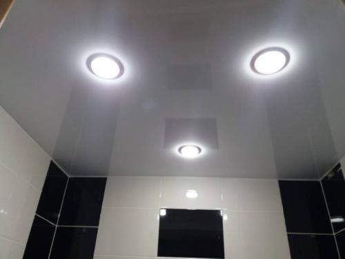 Натяжной потолок в ванной — можно ли делать в ванной натяжной потолок, плюсы, минусы и какой лучше выбрать + фото