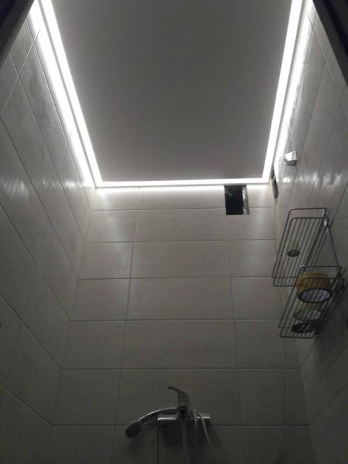 Натяжной потолок в ванной с подсветкой. Натяжной потолок в ванной — можно ли делать в ванной натяжной потолок, плюсы, минусы и какой лучше выбрать + фото