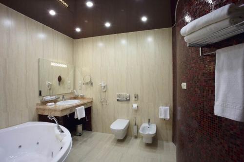 Световой потолок в ванной. Светильники в потолок в ванной — советы по выбору, варианты применения и расчет параметров (105 фото + видео)