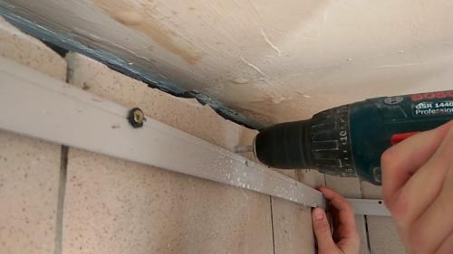 Натяжной потолок в ванной до плитки или после. Что сначала: монтаж потолка или отделка стен?