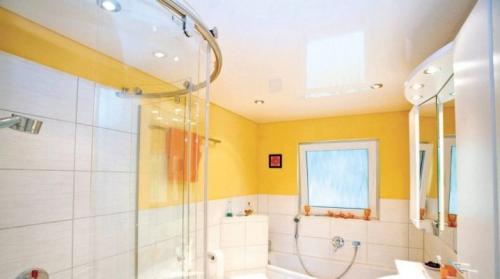 Делаем натяжные потолки в ванной. Натяжной потолок в ванной: плюсы и минусы