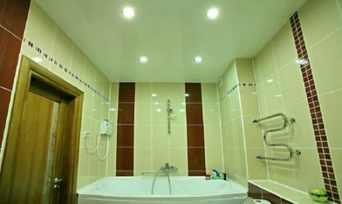 Натяжной потолок в ванной плюсы и минусы. Натяжной потолок в ванной – плюсы и минусы