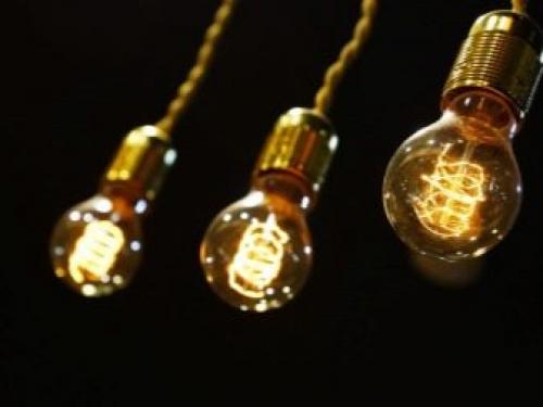 Натяжные потолки с подсветкой в зале. Виды и выбор освещения 01