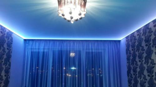 Дизайн натяжных потолков в зале. Дизайн натяжных потолков: 10 реальных примеров в дизайне гостиной