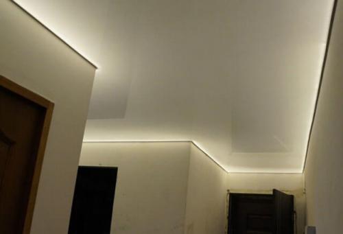 Натяжной потолок с подсветкой по периметру. Выбор материала