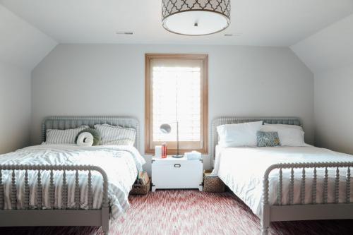 Бюджетный потолок в спальне. Что лучше для отделки потолка в спальне?