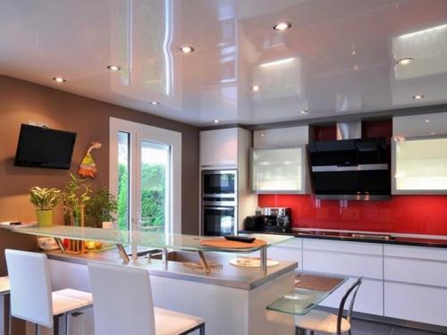 Какой натяжной потолок лучше для кухни. Преимущества и недостатки натяжных потолков на кухне