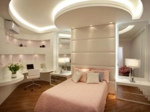 Современный дизайн потолка в спальной комнате. Материалы 01