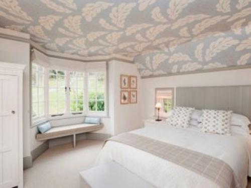 Современный дизайн потолка в спальной комнате. Материалы 08