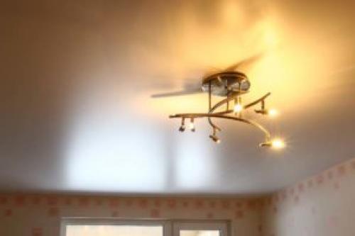 Матовый и сатиновый потолок отличия. Какие натяжные потолки лучше — сатиновые или матовые?