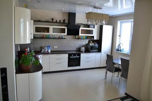 Матовый натяжной потолок на кухне. Варианты дизайна натяжных потолков на кухне 20