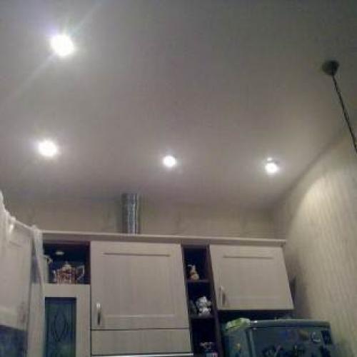 Матовый натяжной потолок на кухне. Варианты дизайна натяжных потолков на кухне 14