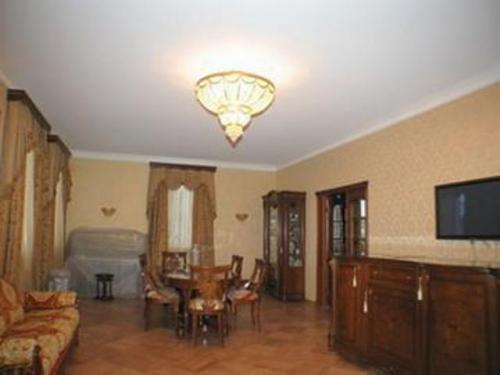 Белый матовый натяжной потолок со светильниками. Преимущества такого оформления