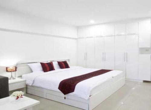 Белый матовый натяжной потолок со светильниками. Преимущества такого оформления