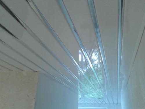 Как сделать потолок в ванной из панелей. Пластиковый потолок в ванной: плюсы и минусы. Поэтапное руководство, как сделать потолок из вагонки, реек, ПВХ-панелей. Особенности монтажа и дизайн