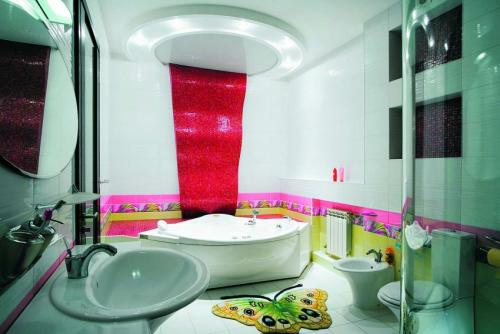 Потолок в ванной 2022. Потолок в ванной —, какой лучше дизайн выбрать и как украсить своими руками (120 фото-идей 2020 года)