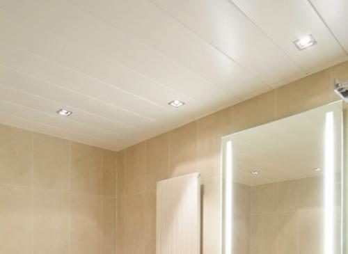 Из чего сделать потолок в ванной в частном доме. №3. Пластиковые панели