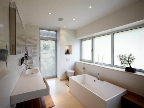 Потолок в ванной из гипсокартона. Как самому сделать потолок из гипсокартона в ванной комнате