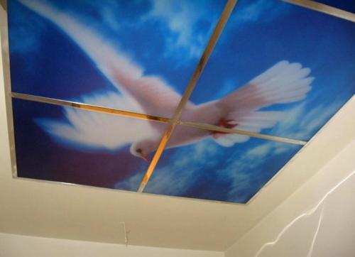 Бюджетный потолок в ванной. На что обратить внимание в первую очередь