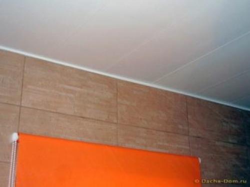 Какой потолок сделать в ванной комнате. Как оформить потолок в ванной комнате? 15