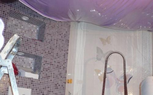 Натяжной потолок в маленькой ванной комнате. Советы по выбору дизайна