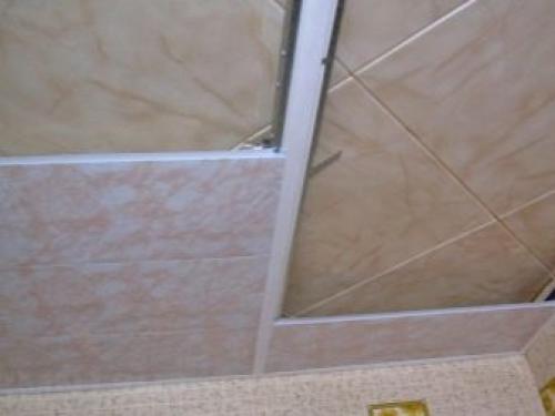 Какой потолок сделать в ванной комнате. Как оформить потолок в ванной комнате? 13