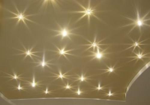 Мощность точечных светильников для натяжного потолка. Как правильно подобрать по форме и размеру светильники для натяжного потолка? Их виды и рекомендации по установке