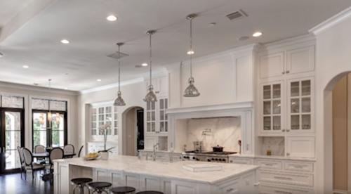 Расположение светильников на натяжном потолке на кухне. Основное освещение на кухне — люстра или точечные