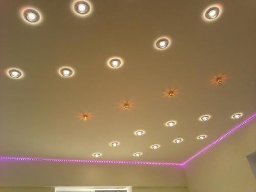 Как расположить светильники на натяжном потолке.. Кухня 05