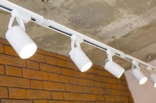 Расположение светильников на натяжном потолке без люстры. Какие подобрать светильники для натяжных потолков