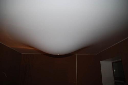 Какой потолок лучше сделать в ванной матовый или глянцевый. Какой выбрать натяжной потолок в ванной: рассмотрим матовый и глянцевый