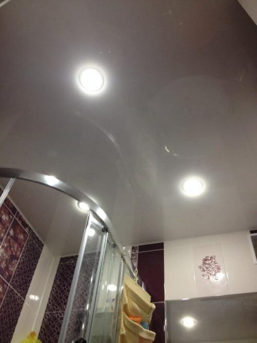 Какой потолок лучше сделать в ванной матовый или глянцевый. Какой выбрать натяжной потолок в ванной: рассмотрим матовый и глянцевый