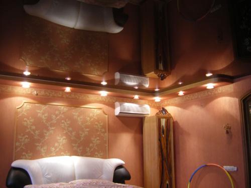 Натяжной потолок в спальне без люстры. Натяжные потолки: как подобрать освещение