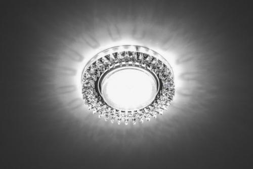 Какие светильники выбрать для натяжного потолка. Какие светильники лучше для натяжного потолка — подходящие модели, нюансы их монтажа и советы профессионалов по выбору (115 фото)