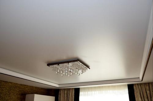 Сатиновый натяжной потолок. Сатиновые натяжные потолки: плюсы и минусы