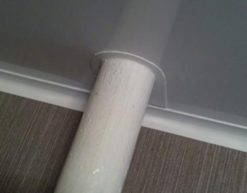 Как снять обвод трубы натяжного потолка. Как сделать отверстие в натяжном потолке для труб