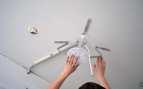 Установка светильников в натяжной потолок без закладных. Как крепить люстру к натяжному потолку, если он уже натянут