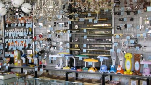 Как вставить точечный светильник в натяжной потолок. Особенности устройства освещения 15 Как вставить точечный светильник в натяжной потолок. Особенности устройства освещения 15