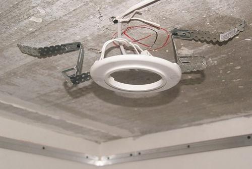 Как добавить светильник в натяжной потолок. Как выполнить установку светильников?