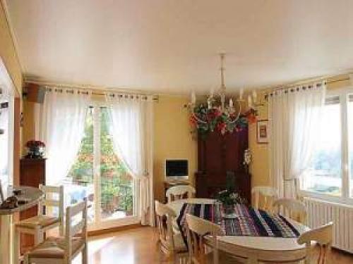 Матовый и сатиновый потолок отличия. Какие натяжные потолки лучше — сатиновые или матовые?