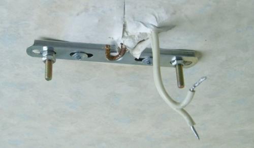 Как повесить люстру с планкой на крюк натяжного потолка. Монтаж с помощью крепежной планки