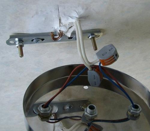 Как повесить люстру с планкой на крюк натяжного потолка. Монтаж с помощью крепежной планки