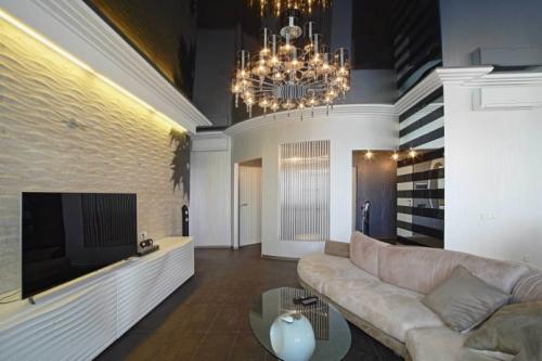 Устанавливаем люстру на натяжном потолке. Вешаем люстру на крюк 04 Устанавливаем люстру на натяжном потолке. Вешаем люстру на крюк 04