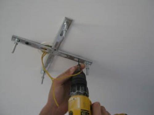 Устанавливаем люстру на натяжном потолке. Вешаем люстру на крюк 07 Устанавливаем люстру на натяжном потолке. Вешаем люстру на крюк 07