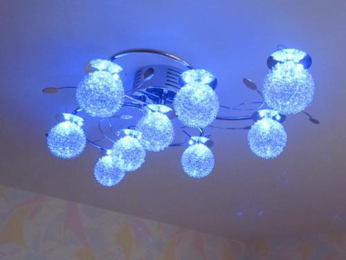 Люстра на натяжной потолок. Каким должен быть осветительный прибор для натяжных потолков?