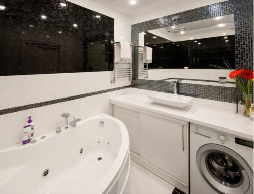 Натяжной потолок в ванной — виды полотен, рекомендации по выбору, фото лучшего дизайна