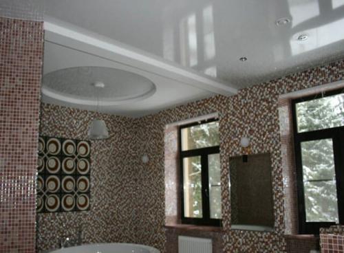 Натяжной потолок в ванной — виды полотен, рекомендации по выбору, фото лучшего дизайна 15