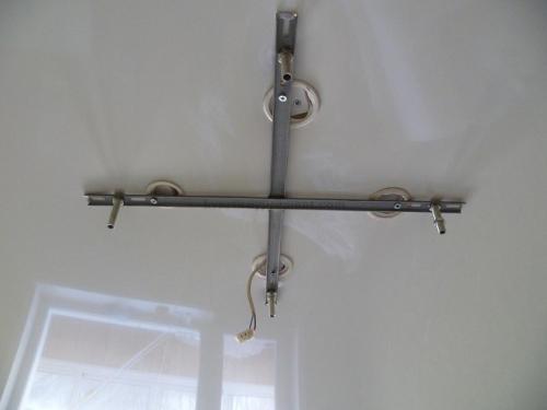 Как повесить люстру на натяжной потолок если потолок уже натянут. Как вешать люстру на натяжные потолки: пошаговая инструкция